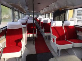 Punavalkoiset linja-auton tuolit