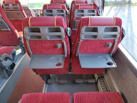 Linja-auton tuoleissa on nostettavat pöytätasot
