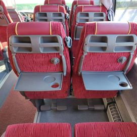 Linja-auton tuoleissa on nostettavat pöytätasot