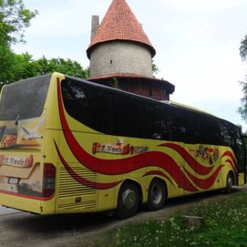 J. E. Simola Ky:n linja-auto vie turistit nähtävyyksille