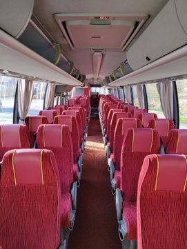 J. E. Simola Ky:n linja-auton kirkkaanpunaiset istuimet