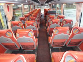 J. E. Simola Ky:n linja-autossa on punaiset istuimet