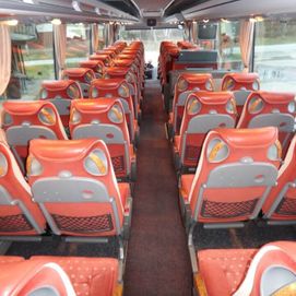 J. E. Simola Ky:n linja-autossa on punaiset istuimet