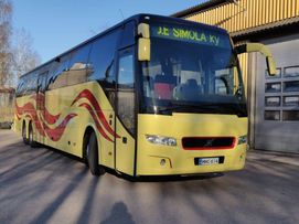 J. E. Simola Ky:n keltainen linja-auto